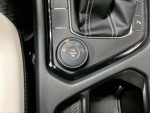 Used 2025 Volkswagen Taos SE w/ Panoramic Sunroof Package image 37