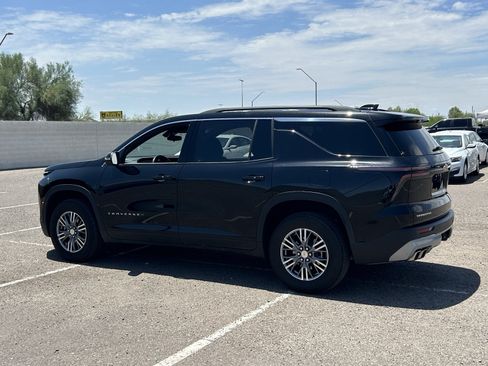 Used 2025 Chevrolet Traverse LT FWD image 3