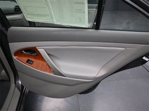 Used 2011 Toyota Camry XLE image 12