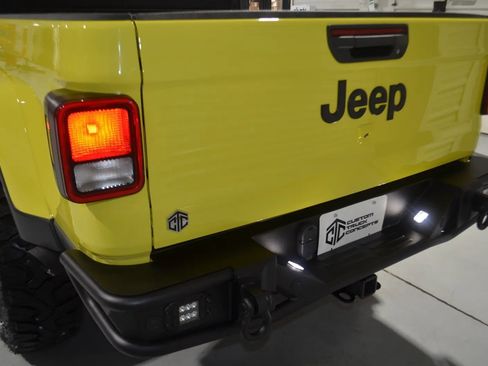 Used 2023 Jeep Gladiator Sport AWD/4WD image 9