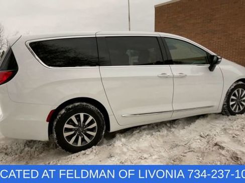 Used 2023 Chrysler Pacifica Limited image 8