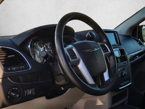 Used 2016 Chrysler Town & Country Touring-L image 9