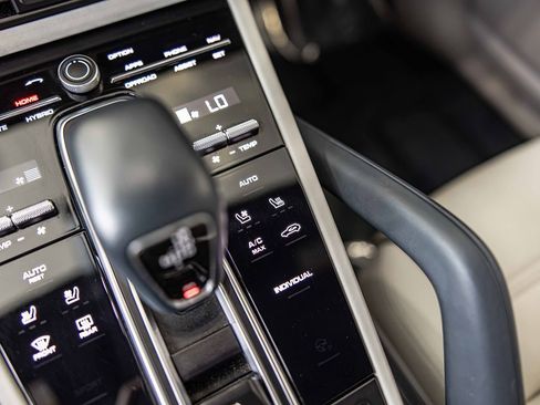 Used 2021 Porsche Cayenne E-Hybrid image 32