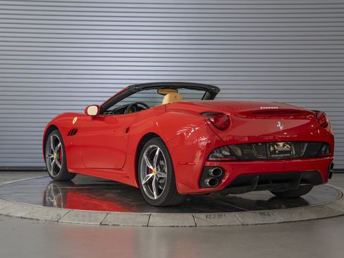 Used 2014 Ferrari California RWD image 3