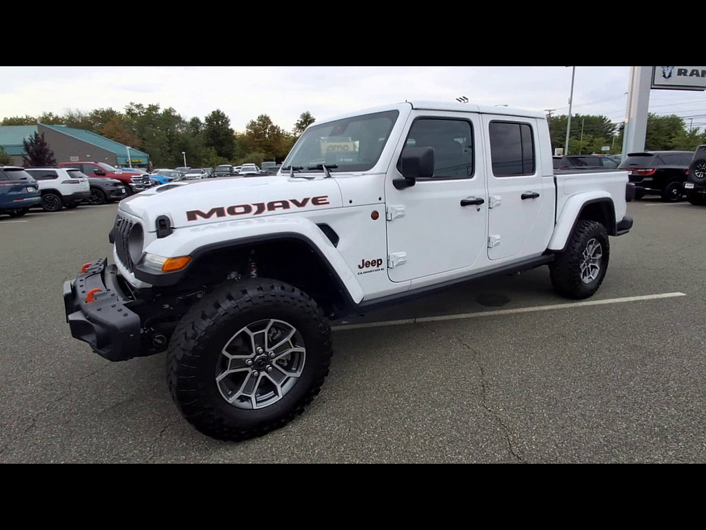 Used 2025 Jeep Gladiator Mojave AWD/4WD image 4