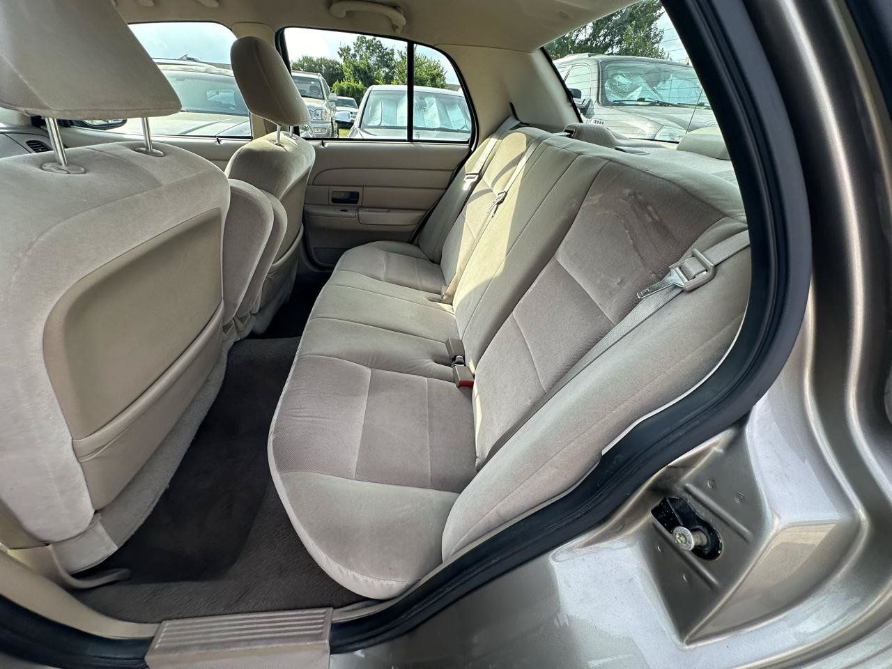 Used 2005 Ford Crown Victoria RWD image 17