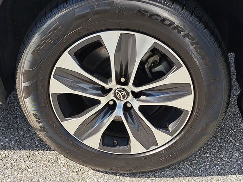 Certified 2020 Toyota Highlander XLE image 5