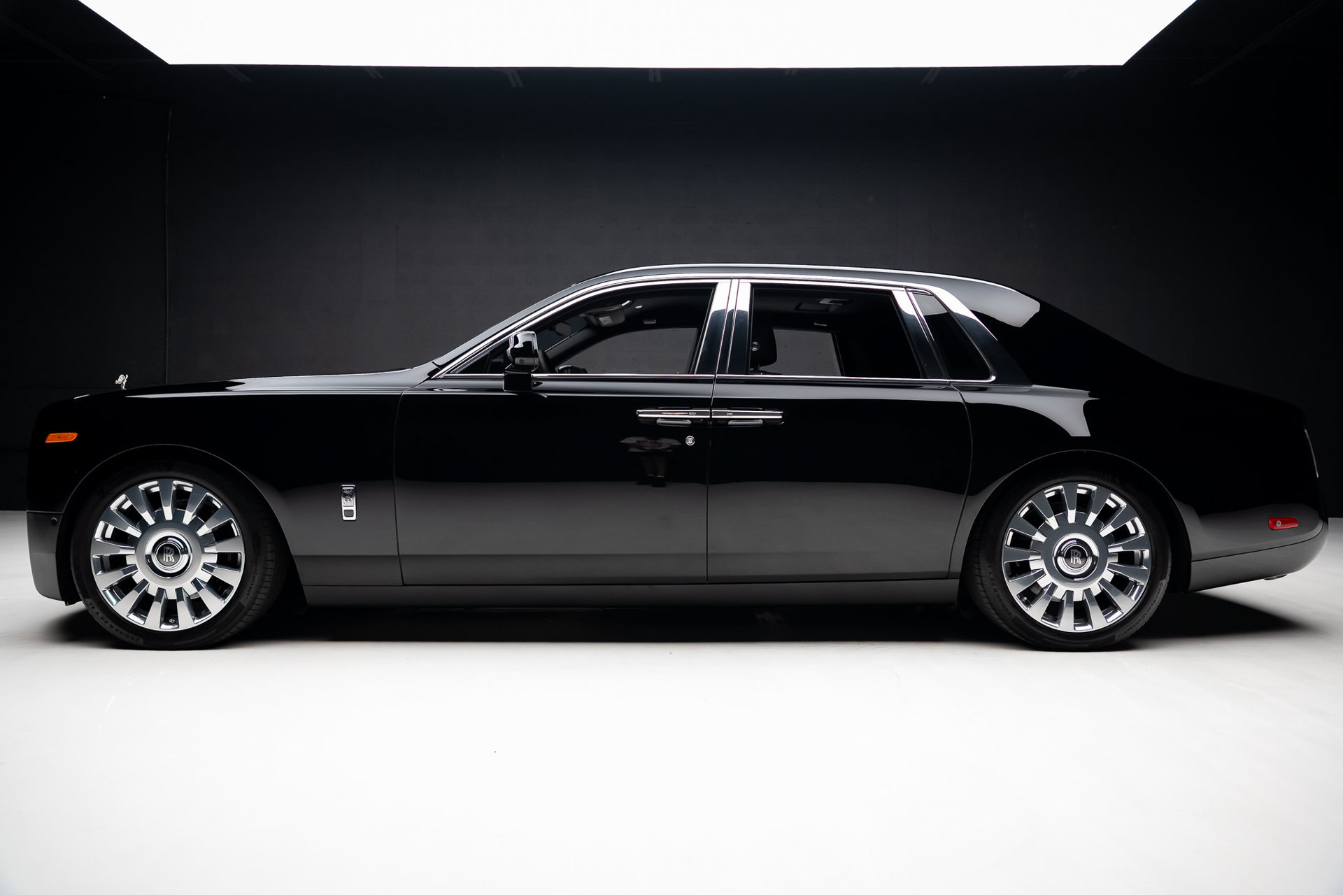 Used 2023 Rolls-Royce Phantom Sedan w/ The Phantom Package RWD image 18