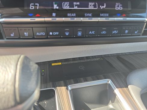 Used 2021 Toyota Sienna Limited image 28