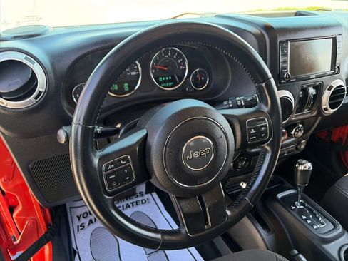 Used 2015 Jeep Wrangler Unlimited Sahara w/ Connectivity Group AWD/4WD image 19