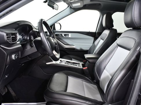 Used 2022 Ford Explorer XLT w/ Equipment Group 202A image 6