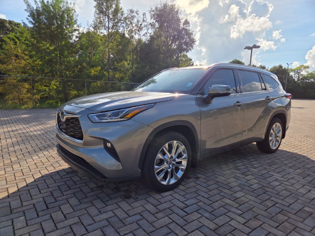 Used 2025 Toyota Highlander Limited AWD/4WD image 3