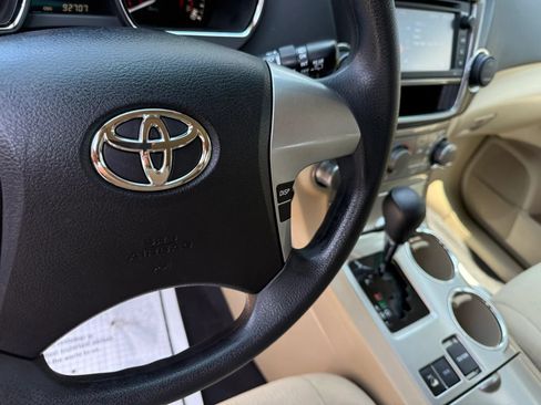 Used 2013 Toyota Highlander Plus AWD/4WD image 24