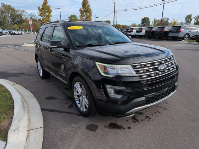Used 2017 Ford Explorer XLT w/ Equipment Group 202A AWD/4WD image 7