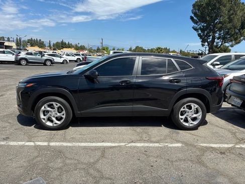 Used 2024 Chevrolet Trax LS w/ LS Convenience Package FWD image 4