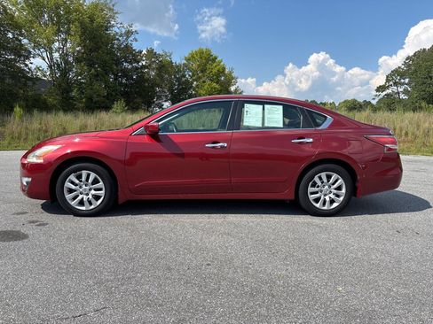 Used 2014 Nissan Altima 2.5 S w/ Display Audio Package FWD image 2