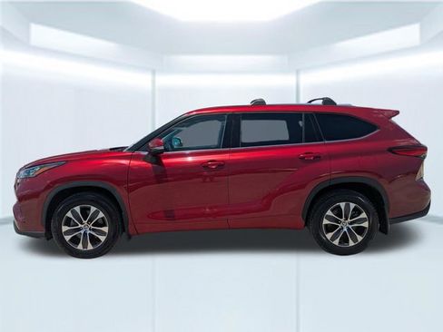 Used 2020 Toyota Highlander XLE AWD/4WD image 2