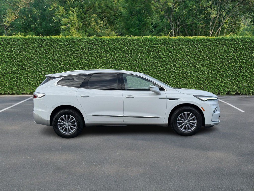 Used 2024 Buick Enclave Essence AWD/4WD image 2