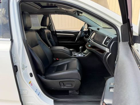 Used 2019 Toyota Highlander XLE AWD/4WD image 3