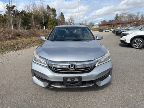 Used 2017 Honda Accord Touring image 2