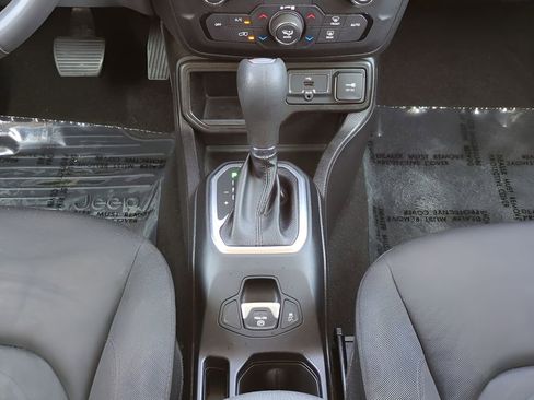 Used 2019 Jeep Renegade Latitude image 19