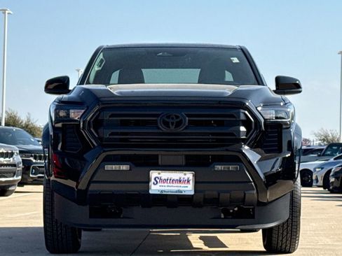 Used 2025 Toyota Tacoma SR5 image 2