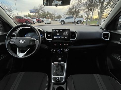 Used 2025 Hyundai Venue SEL image 10