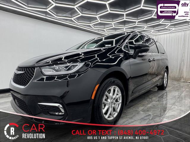 Used 2023 Chrysler Pacifica Touring-L FWD image 3