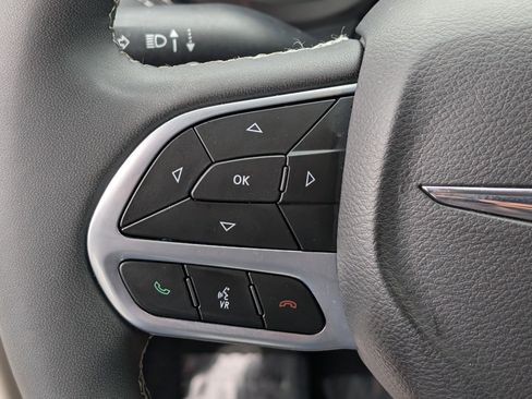 Used 2024 Chrysler Pacifica Select image 25