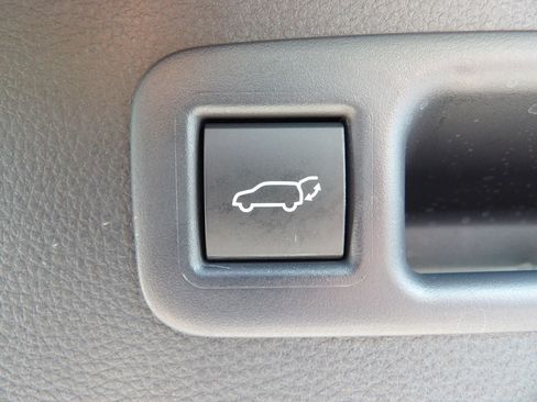 Used 2025 Toyota Highlander Limited AWD/4WD image 30