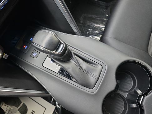 Used 2022 Toyota Venza LE image 25