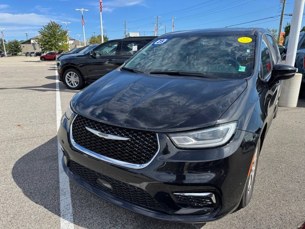 Used 2025 Chrysler Pacifica Select FWD image 2