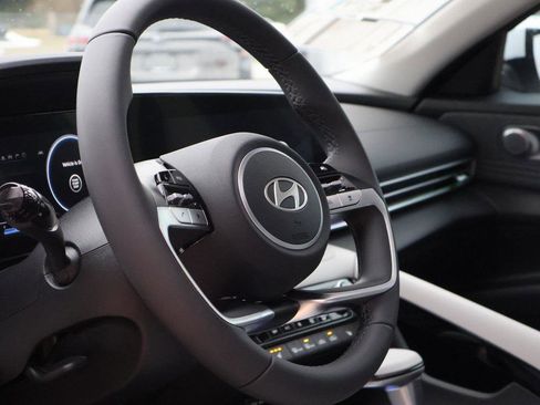 New 2025 Hyundai Elantra Limited image 25