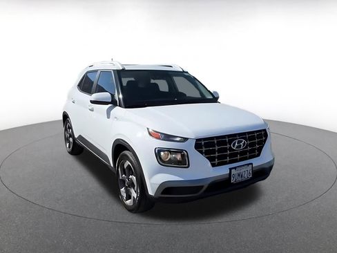 Used 2025 Hyundai Venue SEL image 3
