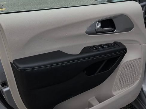 Used 2019 Chrysler Pacifica Touring Plus FWD image 10