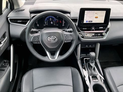 Used 2025 Toyota Corolla Cross XLE w/ Convenience Package image 6
