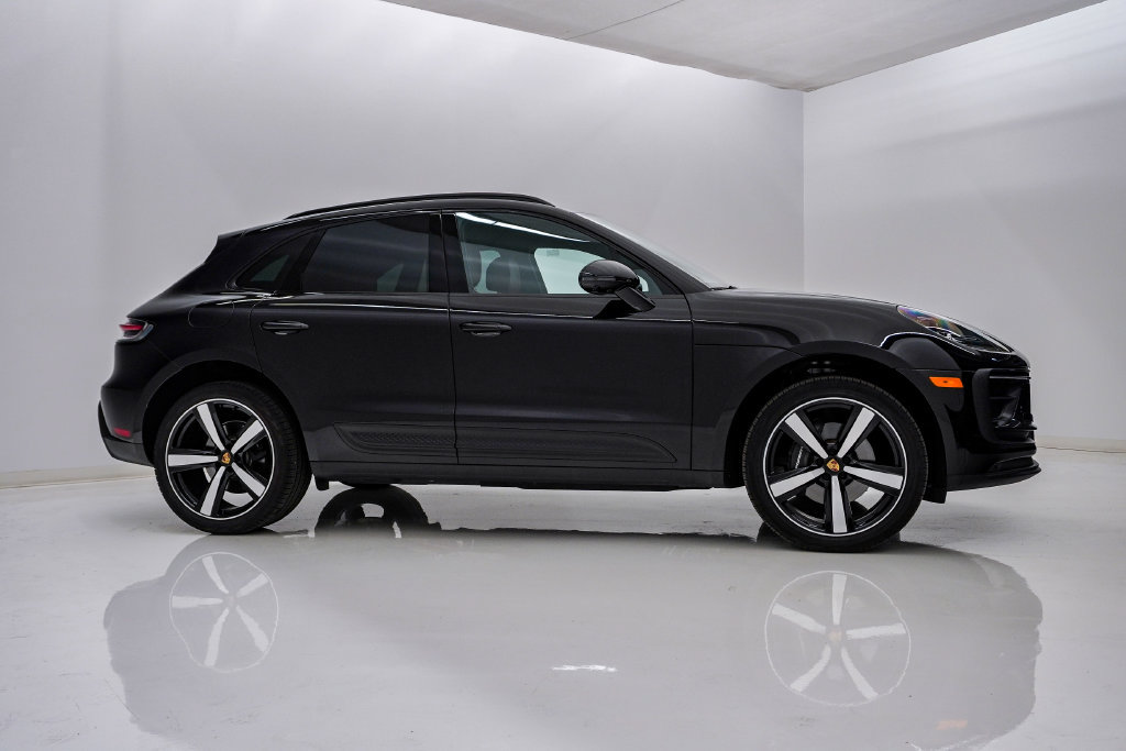 Certified 2026 Porsche Macan AWD/4WD image 9