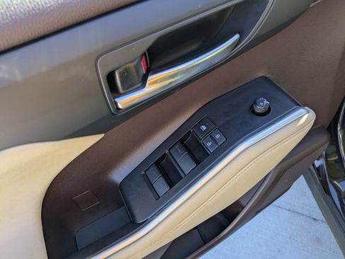 Used 2022 Toyota Highlander XLE FWD image 13