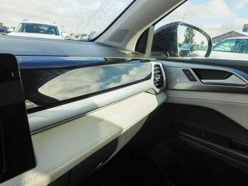 New 2025 Volkswagen Taos SEL image 23