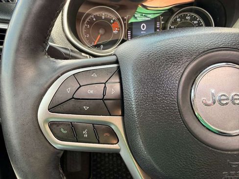 Used 2019 Jeep Cherokee Latitude Plus w/ Comfort/Convenience Group AWD/4WD image 28