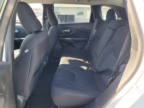 Used 2019 Jeep Cherokee Latitude w/ Popular Appearance Group image 6