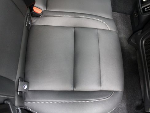 Used 2025 Volvo XC40 B5 Plus image 21