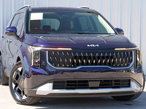 Used 2025 Kia Carnival EX image 4