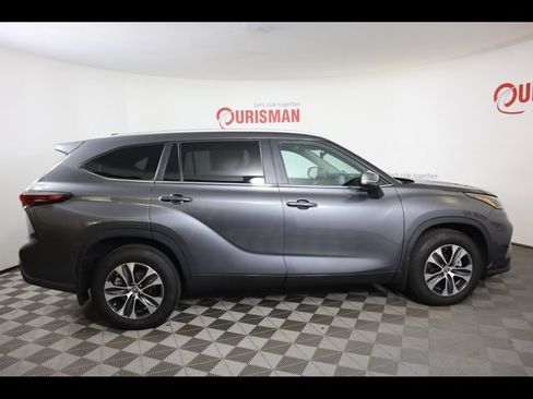 Used 2024 Toyota Highlander XLE AWD/4WD image 30