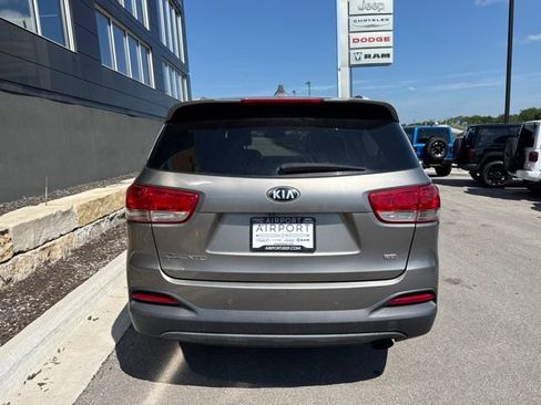 Used 2017 Kia Sorento AWD w/ LX Convenience Package image 4