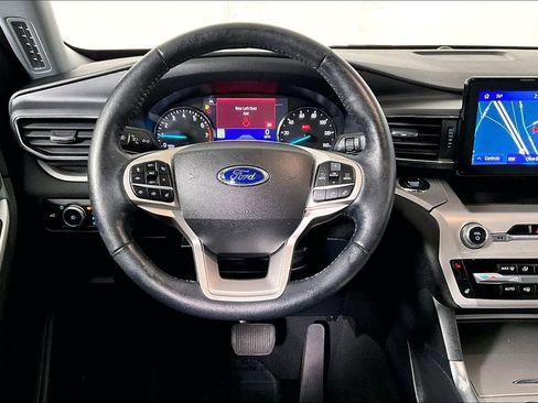 Used 2022 Ford Explorer XLT w/ Equipment Group 202A image 5