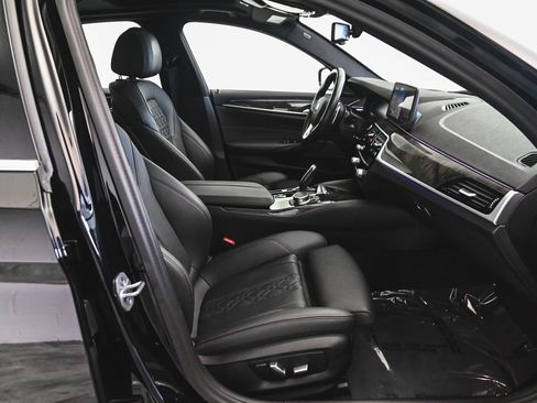 Used 2023 BMW 530e xDrive w/ Premium Package image 39