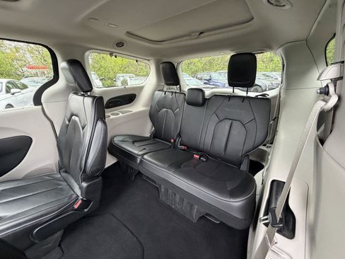 Used 2019 Chrysler Pacifica Limited FWD image 23