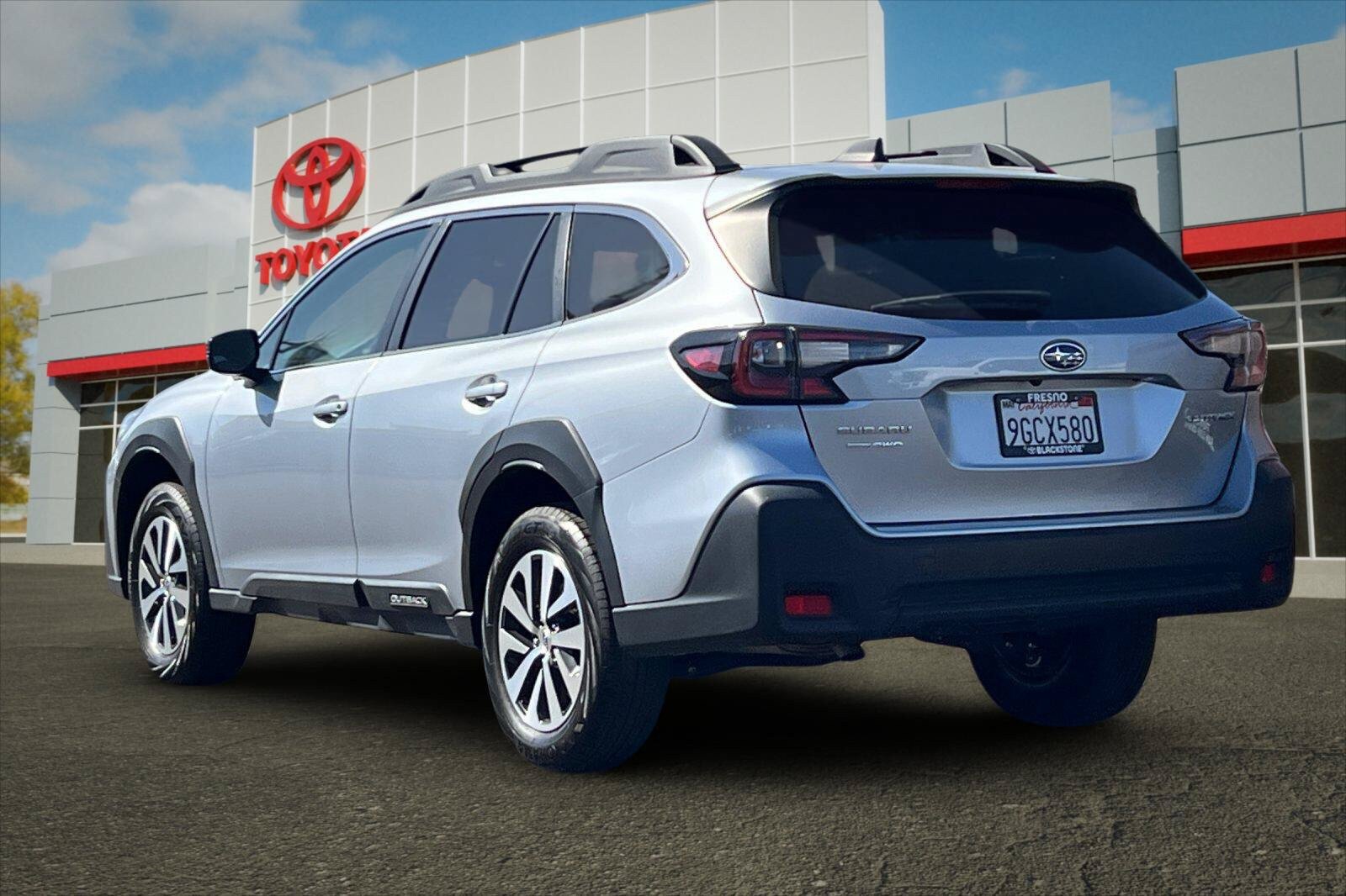 Used 2023 Subaru Outback Premium AWD/4WD image 5
