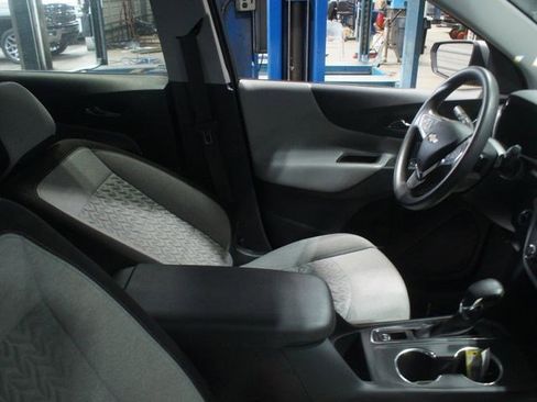 Used 2023 Chevrolet Equinox LT image 3